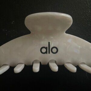 Alo Yoga Hair Clip | Pearl
